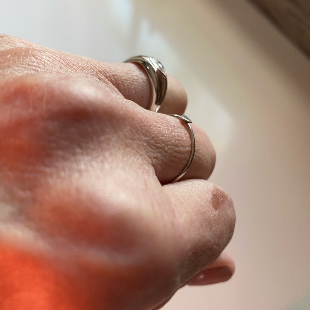 Elegant Silver Ring with Gemstone - Picture 3 of 4